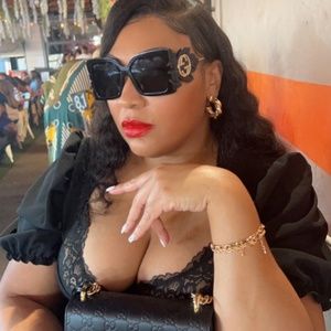 Meet your Posher, Takia